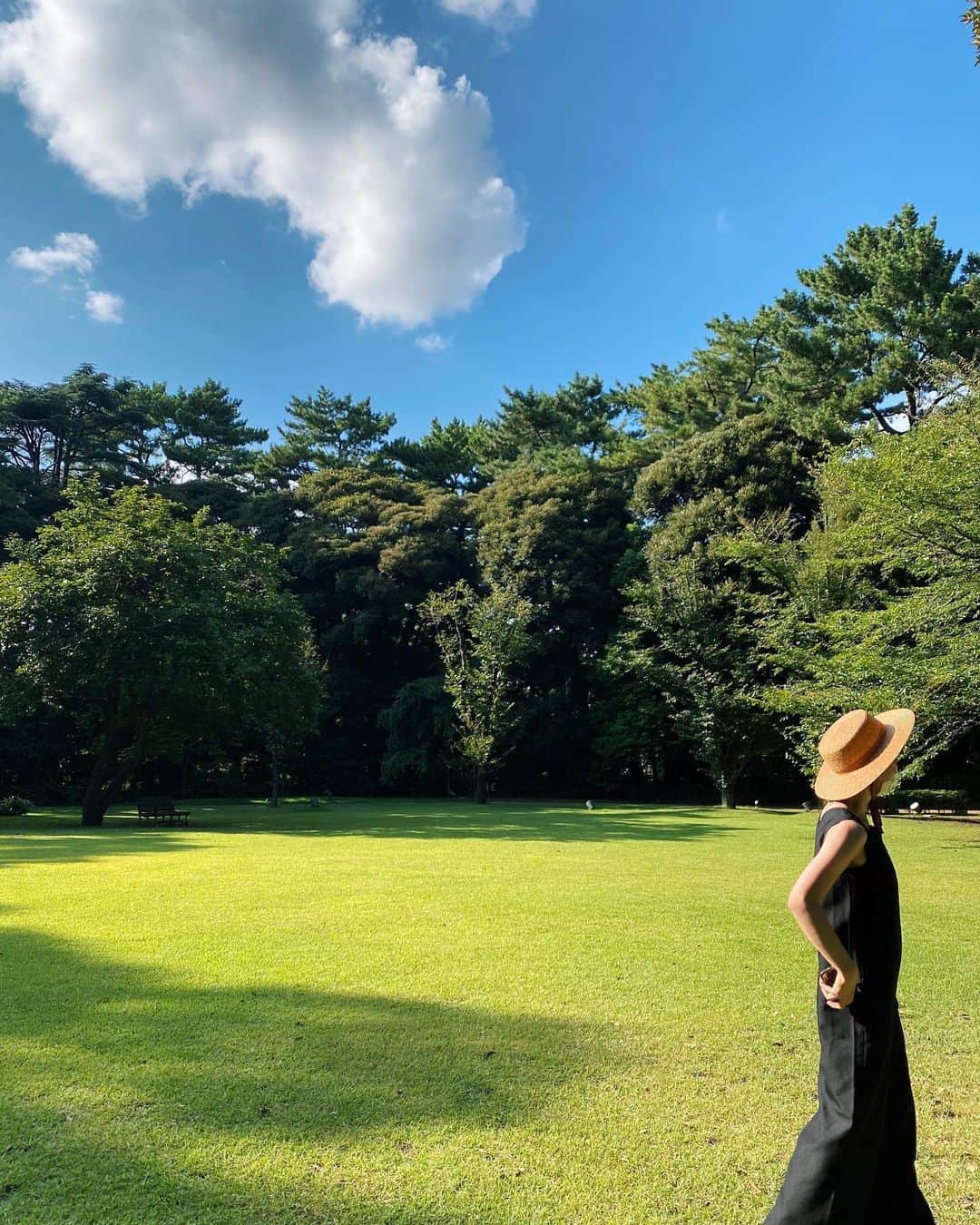 のインスタグラム：「. 夏は苦手だけど夏の空は青々していて 好きだなー🌿🌿 . 庭園美術館素敵だった☺️ . #dayoff #東京庭園美術館#tokyometropolitanteienartmuseum」