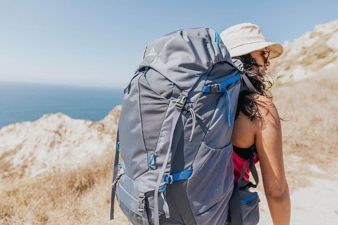 GREGORYのインスタグラム：「BACKPACKING STOUT/AMBER﻿ ﻿ 背面長を調節できる「バーサフィット・サスペンション」でフィット感がアップ。荷物が重くなっても腰回りを包み込む安定感のあるヒップベルトと、女性の骨格に合わせたハーネスで快適な歩行をサポート。﻿ ﻿ #STOUT﻿ #AMBER」