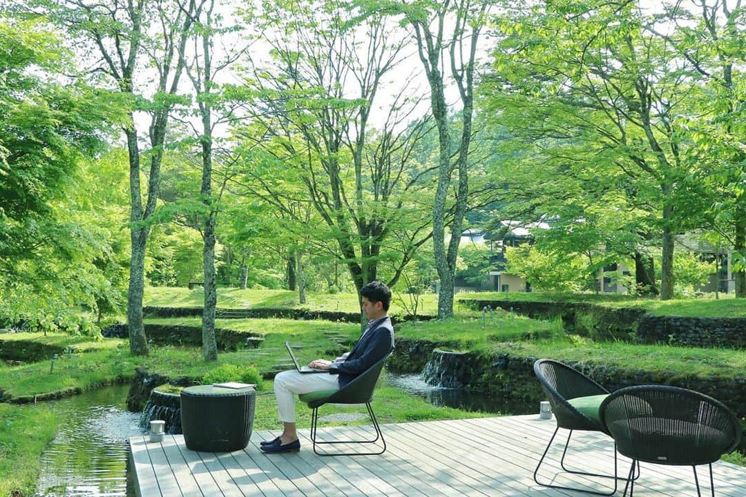 HOSHINOYA｜星のやさんのインスタグラム写真 - (HOSHINOYA｜星のやInstagram)「This is where you are able to be obsessed with working and relaxing at the same time.  #hoshinoyakaruizawa #karuizawa #hoshinoya #hoshinoresorts #workation #karuizawa #summer #summertime  #星のや軽井沢 #星のや #星野リゾート #長野県 #軽井沢 #信州 #高原 #ワーケーション #テレワーク #マイクロツーリズム」8月24日 19時01分 - hoshinoya.official