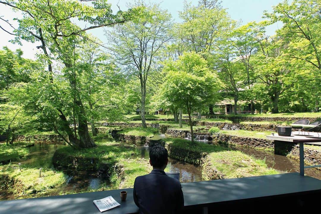 HOSHINOYA｜星のやさんのインスタグラム写真 - (HOSHINOYA｜星のやInstagram)「This is where you are able to be obsessed with working and relaxing at the same time.  #hoshinoyakaruizawa #karuizawa #hoshinoya #hoshinoresorts #workation #karuizawa #summer #summertime  #星のや軽井沢 #星のや #星野リゾート #長野県 #軽井沢 #信州 #高原 #ワーケーション #テレワーク #マイクロツーリズム」8月24日 19時01分 - hoshinoya.official