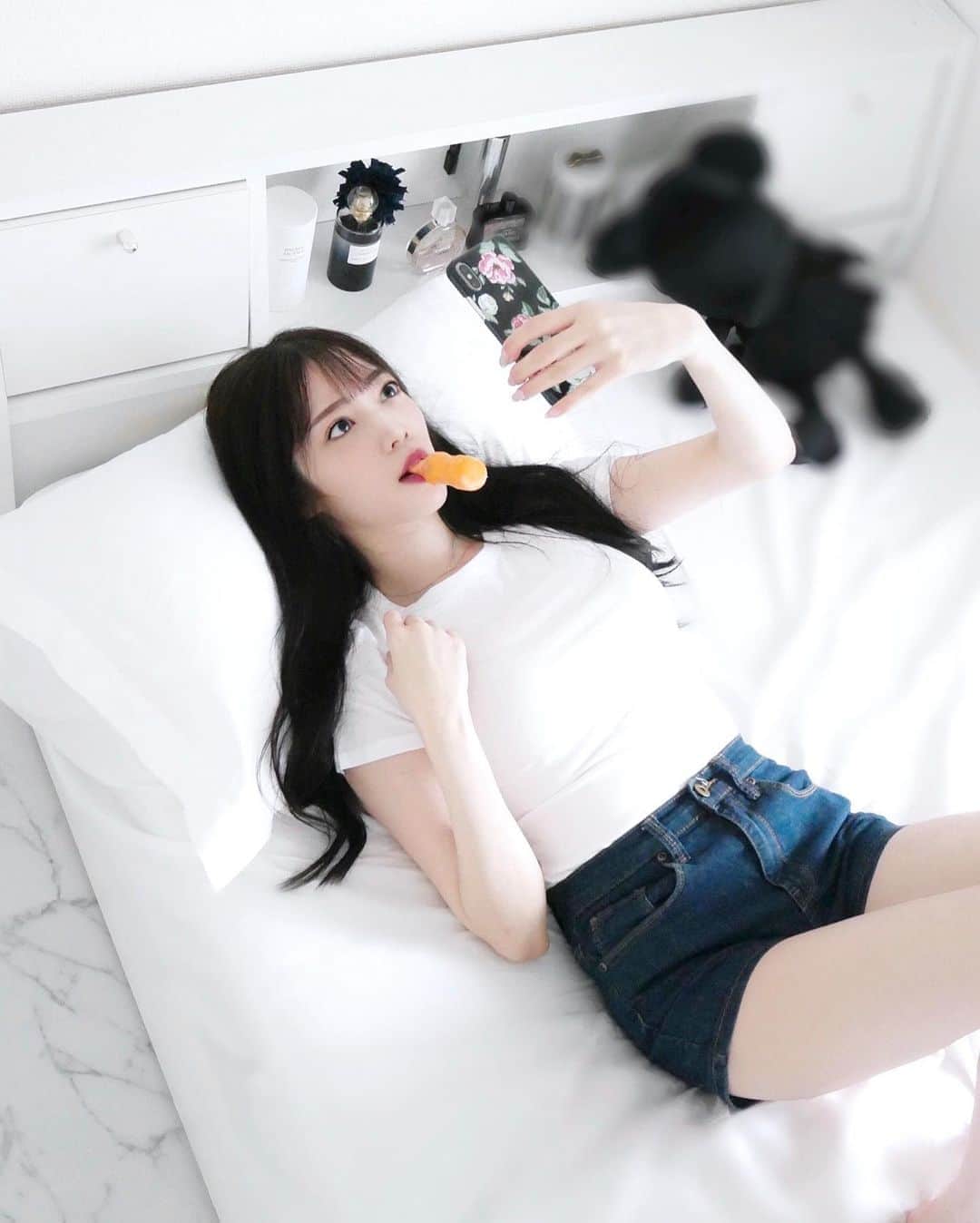のインスタグラム：「今年の夏はだいたいこれ🍦🍧←﻿ (女子の一人暮らしは基本こうだと思ってる笑)﻿ このあと高確率でスマホが顔に落ちます🙂←﻿ ﻿ ﻿ にしてもパピベジめっちゃ美味しいな〜🍽﻿ トマト苦手だけどこれは全然食べられる🍅﻿ イタリアンレストランで食べた事ある味がする←﻿ 小さくて罪悪感ないのに1日不足分の野菜﻿ 62g相当が摂れるとか最高すぎでしょ🤭💘  #パピベジ #glico_PR」