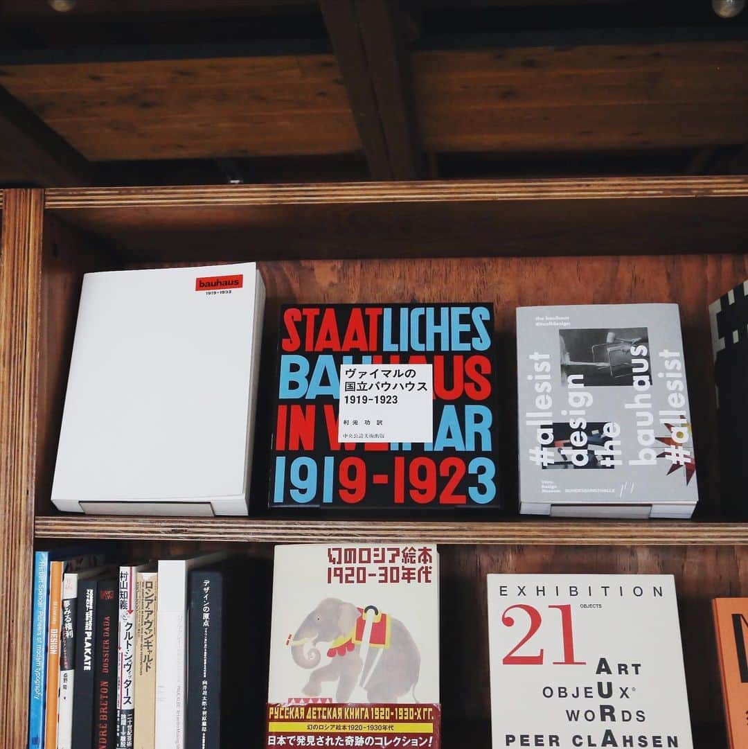 nostos booksさんのインスタグラム写真 - (nostos booksInstagram)「本日はウィム・クロウエルやバウハウスなど36冊をオンラインストアに入荷しました。 プロフィールリンクの入荷一覧からご覧ください。  ---------------------  《バウハウス：デザイン史に残る芸術学校の歩み》 ﻿ デザイン史に残る芸術学校の歩みを肌で感じられる「開校100年 きたれ、バウハウス」展が、東京ステーションギャラリーで9月6日（日）まで開催中です。 ということで、展示を観終わったあとに手に取れば、何倍も楽しめる内容になっていること間違いなしの3冊をご紹介。もちろん、展示を観に行く前に予習としてご覧いただくのもおすすめですよ。﻿ ﻿ ◯『The Bauhaus itsalldesign』﻿ こちらは、2014年にドイツのVitra Design Museumにて開催された同名展覧会の図録。デザイン、建築、プロダクトなど様々な分野における作品の数々や、デザイン開発のプロセスや、時代背景なども解説しています。﻿ ﻿ ◯『ヴァイマルの国立バウハウス 1919-1923』﻿ 1919年のバウハウス創立から4年間の活動を、講義録や作品図版などで紹介した一冊。創立者であり、モダニズムを代表する建築家のヴァルター・グローピウス主宰のもと編集し書籍化したものの日本語訳版です。日本語の丁寧な解説とともに、豊富な図版をカラーとモノクロで多数収録しています。﻿ ﻿ ◯『バウハウス 1919-1933』﻿ 芸術と技術、そして芸術と産業を統一するという野心のもと、世界中に影響を与え、モダン・デザインの規範となったバウハウス。その全貌を追った展覧会「バウハウス 1919-1933」展図録。バウハウスにおける基礎教育や授業内容、工房での活動を紹介するほか、日本への影響や評論などを多数の図版資料と共に収録しています。﻿ ﻿ それぞれの詳細は［商品タグ］からご覧ください。﻿ ﻿ -------------------﻿ 平日は完全予約制。（前日までに来店予約をお願いいたします。）﻿ また休日は完全予約制ではありませんが、大変混み合いますので、実店舗へご来店の際はぜひ事前にご予約ください。﻿ 下記をご確認のうえ、オンラインストアの予約フォーム、またお電話やメールにてご連絡ください。﻿ ﻿ ・ご来店日時﻿ （※混雑時はご利用時間を1時間とさせていただく場合がございます）﻿ 下記の時間帯からお選びください。﻿ 13〜14時﻿ 14〜15時﻿ 15〜16時﻿ 16〜17時﻿ 17〜18時﻿ ・ご予約名﻿ ・人数﻿ ・お電話番号﻿ ご予約はこちらから▼﻿ TEL：03-5799-7982﻿ Mail：info@nostos.jp﻿ ﻿  ---------------------」8月24日 19時03分 - nostosbooks