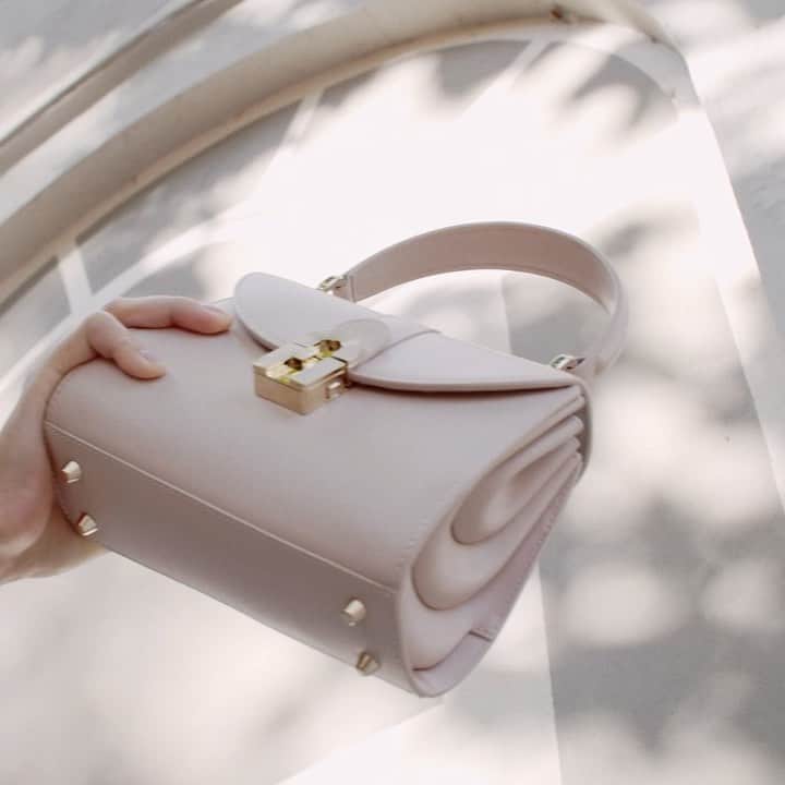 フルラのインスタグラム：「A memorable blend of elegance and nonchalance: define your style with the Furla Opera.   #thefurlasociety #furlafeeling #newcollection #furla #accessories #fashion」