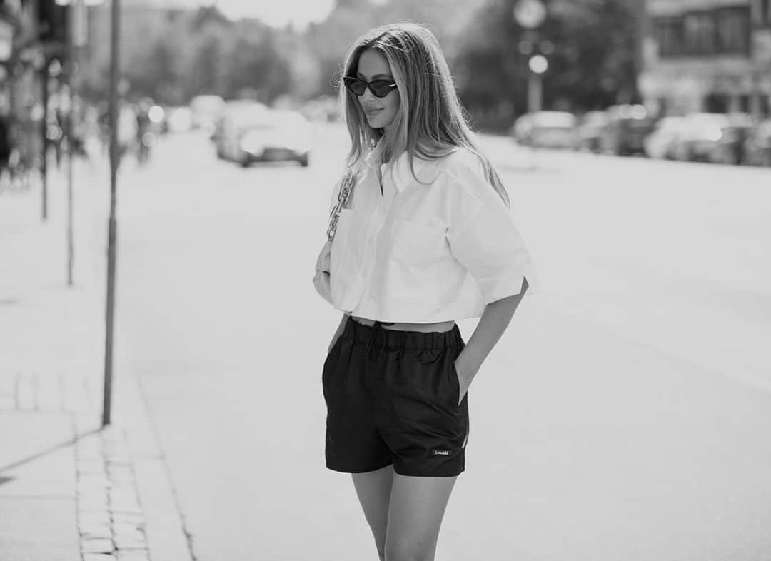 Mathilde Goehlerのインスタグラム：「What is your best Monday advise? I am trying to start my week with abundance and a programme overview, to give my self the best perspective in advance 🖤」