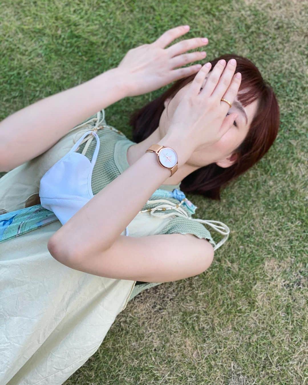 岩井七世さんのインスタグラム写真 - (岩井七世Instagram)「ごろねーぜ🌈  最近よくつけてる時計。 これがあるといつもの服装もカジュアルすぎず、バランスとれていい感じ。上品なゴールドときらめく蜂がかわいい🐝💛  マスクにさりげなくついてるストラップは自家製😷🧡稽古中や移動中も常にマスクしてるけど、ちょっと飲み物のんだりごはん食べるときに便利です。  #4bwatches #時計　#腕時計  #マスクストラップ」8月24日 19時06分 - nanaseiwai