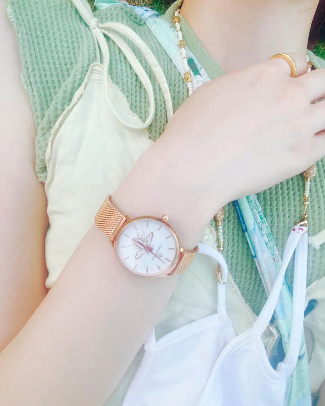 岩井七世さんのインスタグラム写真 - (岩井七世Instagram)「ごろねーぜ🌈  最近よくつけてる時計。 これがあるといつもの服装もカジュアルすぎず、バランスとれていい感じ。上品なゴールドときらめく蜂がかわいい🐝💛  マスクにさりげなくついてるストラップは自家製😷🧡稽古中や移動中も常にマスクしてるけど、ちょっと飲み物のんだりごはん食べるときに便利です。  #4bwatches #時計　#腕時計  #マスクストラップ」8月24日 19時06分 - nanaseiwai
