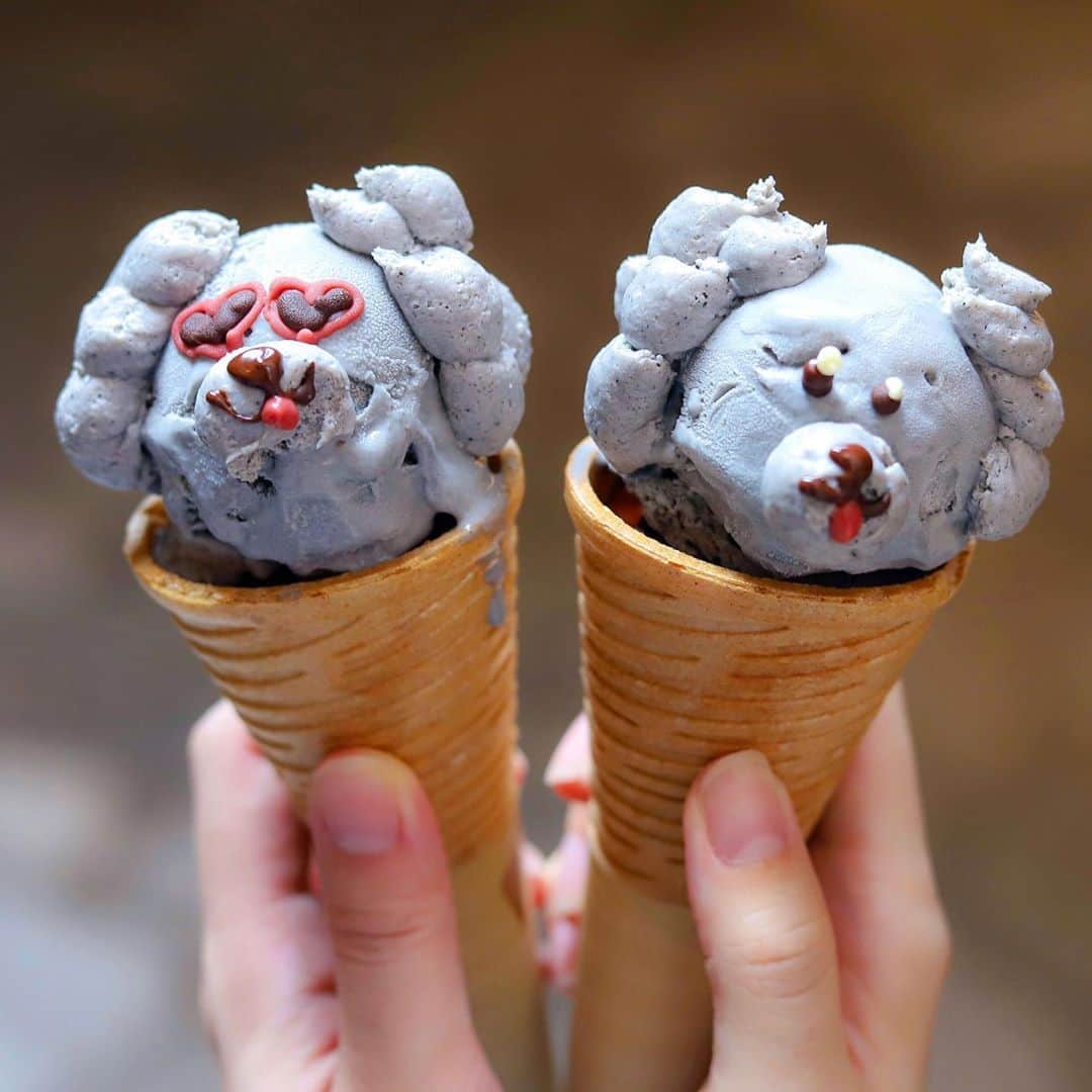 きょん。さんのインスタグラム写真 - (きょん。Instagram)「.  .  ラ・タルティーヌ @_la.tartine   ワンっ！と 聴こえてきそうな 愛らしい🐶スイーツが ショーケースに ずらりと並んでた。  いっそ ケーキも食べていこうかと、 心惹かれたけど、 訪れた目的はこちらの🍨  ベースは 黒ゴマアイス、 中にはブラウニー🐶  #ラタルティーヌ #osaka#sweets」8月24日 19時08分 - kyon_tokiiro