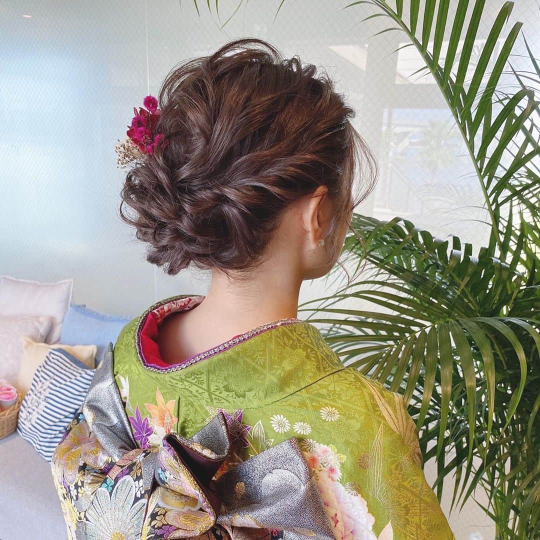 R.Y.K Vanilla Emuのインスタグラム：「ゲストhair✨ サイドのアップ 髪飾りはドライフラワー💐 振袖姿とってもステキでした  #ヘアメイク#ヘアアレンジ#結婚式#セットサロン #ヘアセット #アップスタイル  #プレ花嫁 #フォトウェディング #前撮り #結婚式ヘア #ロケーション撮影#結婚式準備 #ヘアアクセサリー #お呼ばれヘア#髪型#着物ヘア#花嫁ヘアメイク#2020秋婚  #成人式ヘア#花嫁ヘア#成人式#振袖ヘア #花嫁ヘアスタイル #振袖#ブーケ#生花#ドライフラワー#髪飾り#結婚式前撮り#ウエディングヘア」
