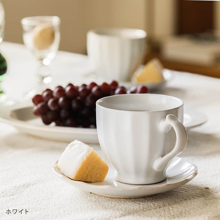 Re:CENO（リセノ）さんのインスタグラム写真 - (Re:CENO（リセノ）Instagram)「・ アンティークのような風合いが魅力の 「Ancient Pottery（エイシェントポタリー）」。 ・ カップ＆ソーサーは、普段使いはもちろん、 来客用の特別なカップとしても、おすすめです。 ・ ソーサーの上にちょこんとお菓子を置くだけで 少しリッチなティータイムに。 ・ また、「Ancient Pottery」は 電子レンジでもお使いいただけます。 ・ 冷めてしまったドリンクを 温めなおすことができるのは、 嬉しいポイントですよね◎ ・ 他にもプレートやマグカップなど、 多数のアイテムをご用意しております。 ・ ぜひ、シリーズで揃えて 統一感のあるテーブルコーディネートを お楽しみください＾＾ ・ #receno #interior #interiorstyling #furniture #naturalvintage #cup #saucer #tableware #AncientPottery #リセノ #インテリア #インテリアショップ #カップ #ティーカップ #ソーサー #エイシェントポタリー #食器 #インテリアスタイリング #ナチュラルヴィンテージ #ナチュラル #アンティーク風 #暮らしを楽しむ #豊かな暮らし #おうち時間 #引っ越し #ひとりぐらし #ふたりぐらし #ギフト」8月24日 19時14分 - receno.interior