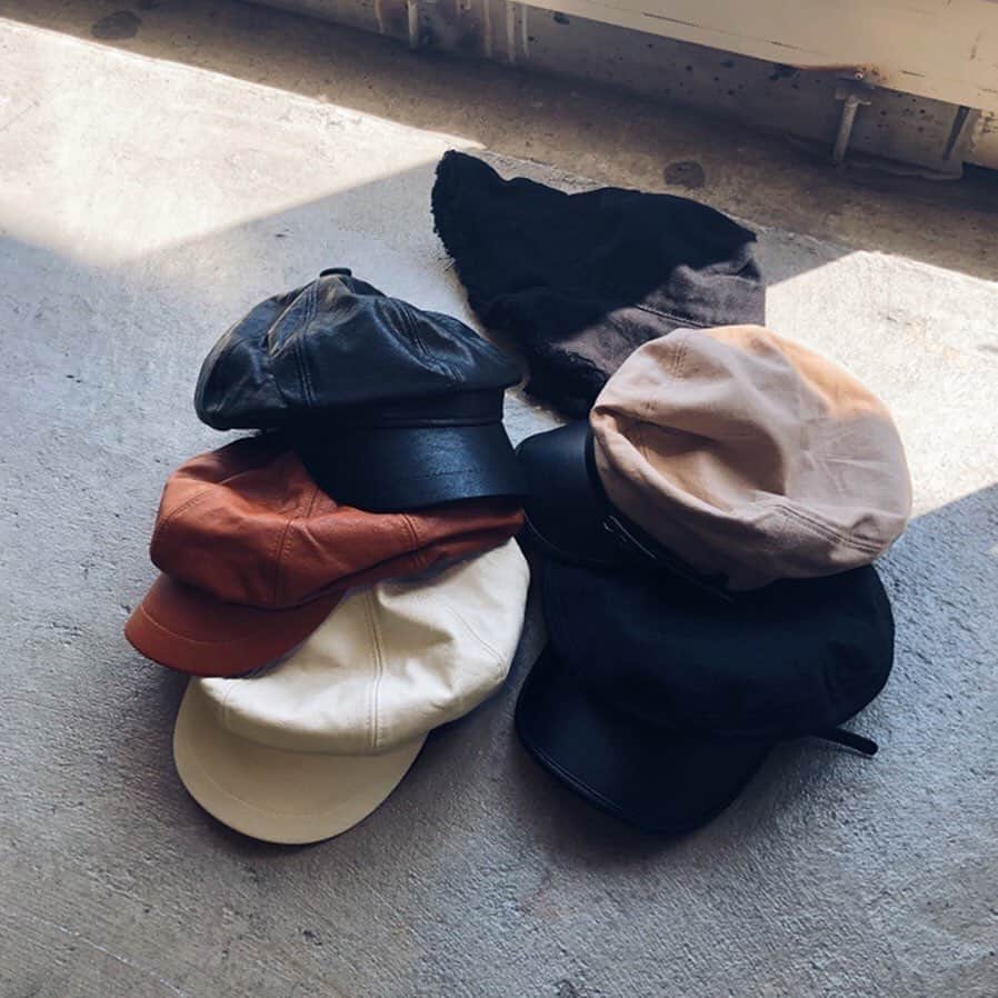 のインスタグラム：「#Newarrivals ﻿ ————————————﻿ ﻿ これからの季節にぴったりな #Headwear 多数入荷致しました＊ トレンド感のあるデザインでコーディネートを格上げしてくれます。﻿ ﻿ ☑︎Cutoff Damage Bucket Hat (¥4,590+tax)﻿ ﻿ ダメージデザインがトレンド感のあるバケットハット。ワイヤーが入っているのでお好みの形にアレンジ可能です。シンプルなブラックに加え、コーデのアクセントになるオレンジカラーをご用意🧡﻿ ﻿ ﻿ ☑︎ Simple Fake Leather Casquette (¥3,990+tax)﻿ ﻿ 人気のキャスケットからフェイクレザーデザインが再登場◎ デイリー使いにぴったりで、これからの季節のマストアイテム。調節可能なのが嬉しいポイント。﻿ ﻿  ☑︎ Mix Linen Belt Marine Cap (¥3,990+tax)﻿ ﻿ ボディーはコットン生地、ツバ部分はフェイクレザーの異素材ミックスのマリンキャップ。﻿ ベルトデザインがアクセントとなり、スタイリッシュに🍂 ﻿ ﻿ ONLINE STOREはTOPのリンクから﻿ http://www.gallerie-online.jp/﻿ ————————————﻿ #お問い合わせ番号w1747」