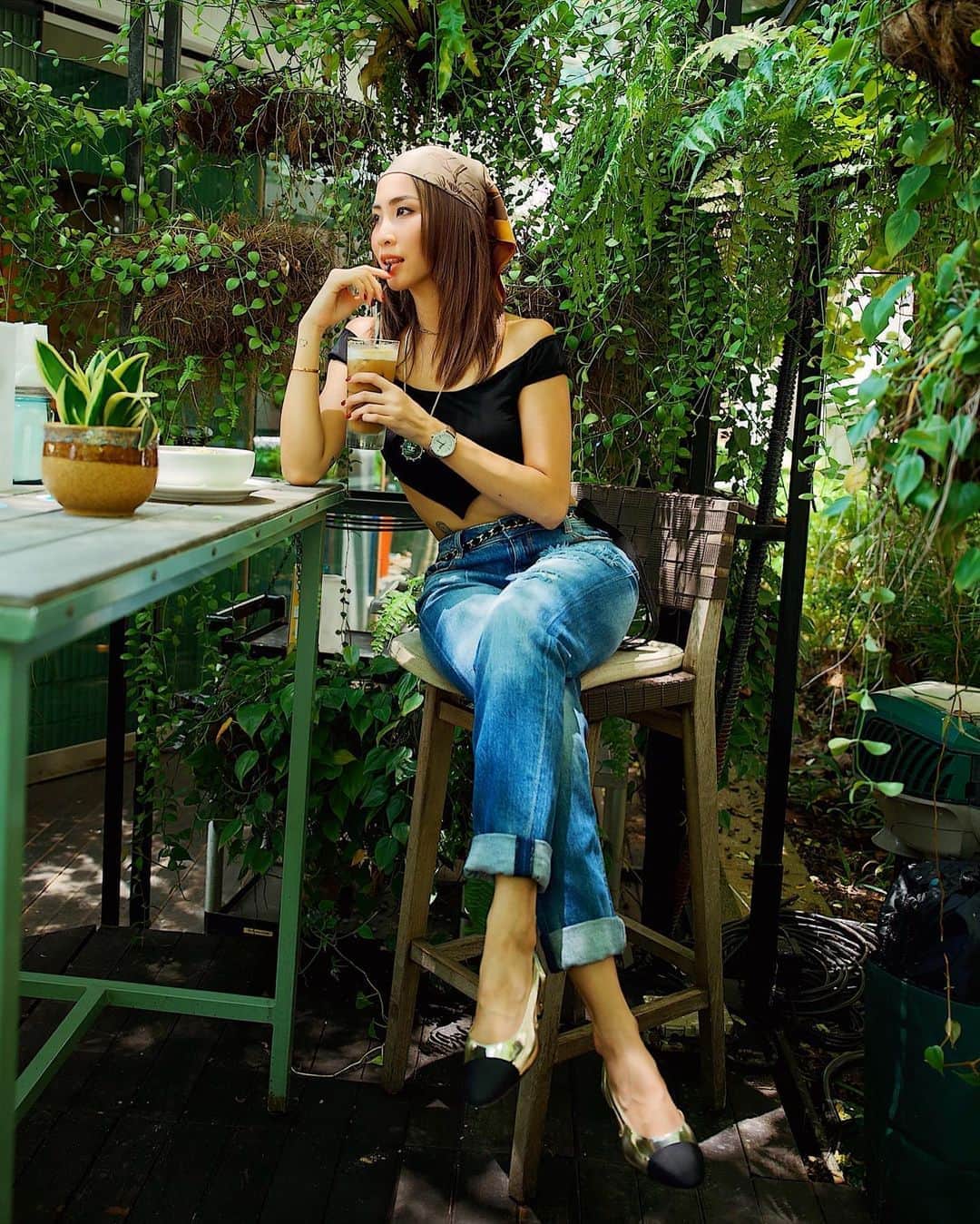 のインスタグラム：「Don’t sit in front of a giant wall of plants if you’re wearing a cropped top and didn’t spray insect repellent on your back cos I’m 100% regretting it now..🤣  . Also legit waited for a sunny day to bring my cute shoes out for a spin (but tbh I still wore flip flops to the house to the car to protect it from any wet puddles 🙊)!  #CHANELmetiersdart  Timepiece: @tagheuer #carrera  Lips: CHANEL #rougecocoflash in move  Brows & lashes: @thelashchapter」