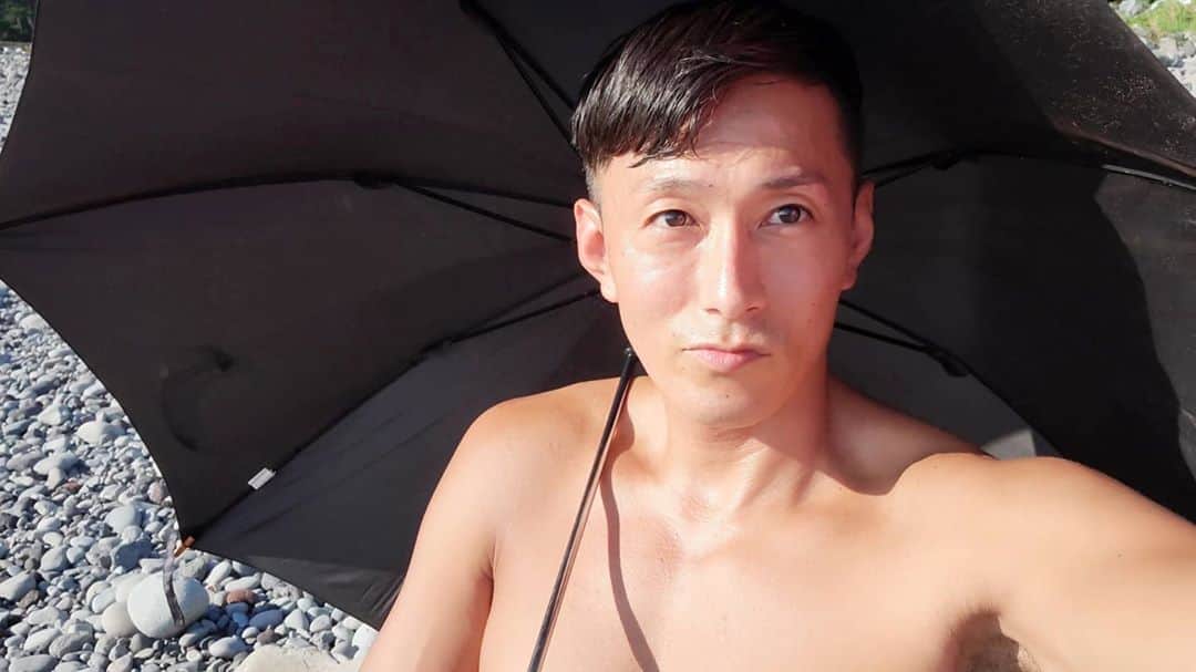 黒石高大のインスタグラム：「ドライブして海で遊んでご飯食べる そんなオレの夏遊びの１日をYouTubeにアップしたんで  ストーリーから飛んで 是非見てやってください押忍  #湘南 #海 #ドライブ」