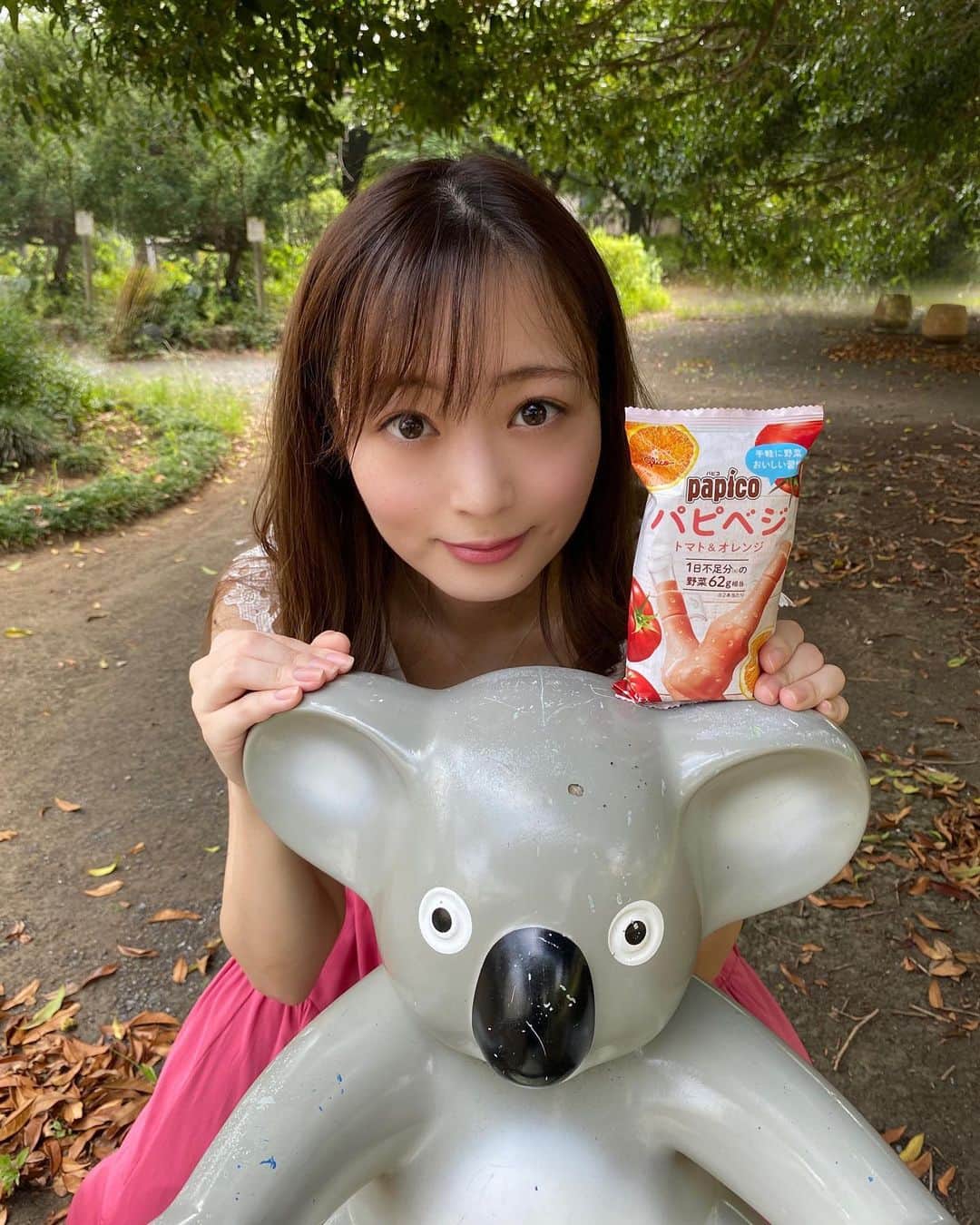 のインスタグラム：「. 最近毎日暑いね〜、倒れないようにしっかり水分と栄養とってね🥺 パピベジは1日不足分の野菜62g相当が摂れるから、デザート感覚なのに栄養ばっちりなの🥕 トマト＆オレンジ食べたんだけど、甘いけどさっぱりしてて夏にピッタリ。 他にもにんじん＆りんご、キウイ＆グリーンがあるんだけど、全部野菜とフルーツが苦手な人でも食べやすい味になってるからオススメだよ🍅❤ . 個人的には夜中に食べても罪悪感ないのがとっても嬉しい😂 . . #パピベジ #glico_pr」