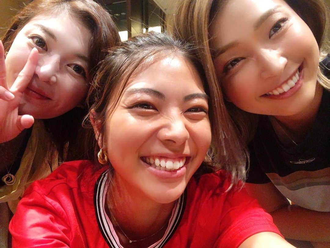 ゆりあのインスタグラム：「みんな大好きさなぱとコシクさん😁❤️ 可愛い2人に囲まれて満面の笑みです☺️(この2人にはいつもイジられますw)  #白金台女子ゴルフ部 #ゴルフ #ゴルフ女子 #強かわ女子 #若手女子ゴルファー #ゴルファー #golf #instagolf #instagolfer #Shirojo #白女 #shirokanedailadiesgolfclub #ゴルフ好きと繋がりたい #女子ゴルフ #ゴルフ好き #かわいい #⛳️ #🏌️‍♀️ #youtube #チャンネル登録お願いします #白女応援団」