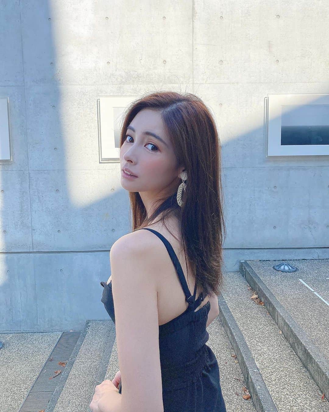 のインスタグラム：「今年の夏も一瞬だ。 まだまだいくぞ🖤🤍🖤 ・ ・ ・ ・ ・ ・ ・ ・ ・ ・ ・ ・ ・ ・ #ベネッセ#美術館#現代アート#安藤忠雄#建築#デザイン#アート#オールインワン#ブラック#ワンピース#ワンピ#水着#ブラックコーデ#海#夏休み#夏の思い出#撮影#セクシー#オトナ女子#大人可愛い#旅行#女子旅#お洒落さんと繋がりたい#風景#sunset#tripgram#bikinigirl#beachlife#japanesegirl#beachlover」