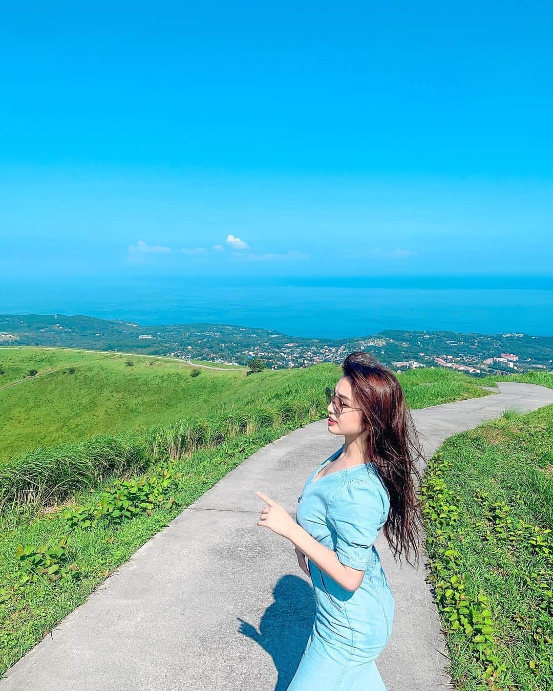 のインスタグラム：「📍Mt, Omuro Izu Japan   Instagram Live #17live で少しだけ配信した#大室山#大室山リフト でたどり着いた場所です☺  景色は遮るものがなく、360度あたりを見まわしても絶景でした💖  インスタで検索したら 映画 君の名は の舞台とも言われているらしい🎥 綺麗だよね♥️💫  ペット可でお犬様やミーアキャットを連れてらっしゃる方も居た🙈 可愛かった〜🥰  ———————-  あと芸能関係？なのかSNS関係？なのかな？の美男達も居た🤫 オシャレだったのとこの美しい景色に映えてらっしゃったので、、、 ガン見してしまって申し訳なかった💦  オシャレな人って気になるよね🙄💦♥️」