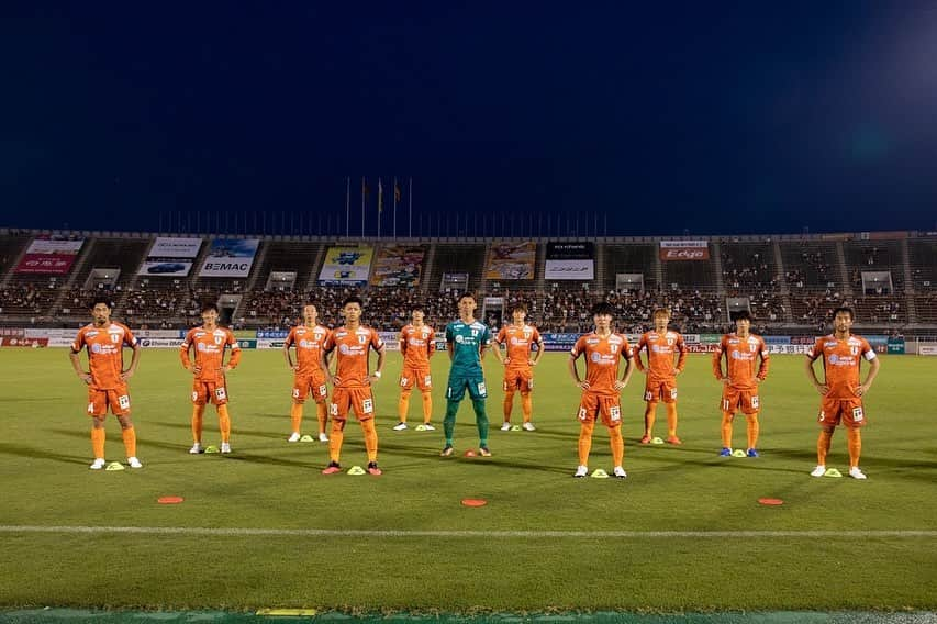 森谷賢太郎さんのインスタグラム写真 - (森谷賢太郎Instagram)「大宮戦⚽️ 何試合も勝てていない状況でも、1983人ものファン・サポーターの方々がニンジニアスタジアムに足を運んでくださり、愛媛FCの勝利を信じて応援し続けてくれました。  本当にありがとうございました！  またDAZNで応援してくださった方々もありがとうございました。  次の試合も愛媛FCの勝利のために全力でプレーしたいと思います！  #愛媛FC #ehimefc #勝利 #やっぱり勝つって最高 #厳しい状況だったから言えなかったけど #すごくサッカー楽しいです！」8月24日 19時21分 - moriyakentaro