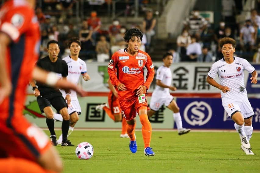 のインスタグラム：「大宮戦⚽️ 何試合も勝てていない状況でも、1983人ものファン・サポーターの方々がニンジニアスタジアムに足を運んでくださり、愛媛FCの勝利を信じて応援し続けてくれました。  本当にありがとうございました！  またDAZNで応援してくださった方々もありがとうございました。  次の試合も愛媛FCの勝利のために全力でプレーしたいと思います！  #愛媛FC #ehimefc #勝利 #やっぱり勝つって最高 #厳しい状況だったから言えなかったけど #すごくサッカー楽しいです！」