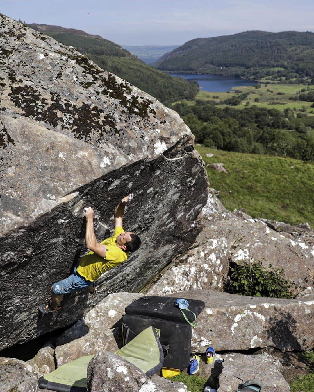 ヘイゼル・フィンドレーさんのインスタグラム写真 - (ヘイゼル・フィンドレーInstagram)「I’ve been a bit more of a spectator of climbing of late due to some shoulder problems (different injury and shoulder to epic shoulder saga of a few years ago). Hopefully it’s not too serious and just a minor issue. Thanks @davidmason85 for the pep talks and @climbing_physiotherapy for the rehab advice. Recovery and easy climbing in store for me for a bit. Here is @angus.kille making shapes in the sun on Wonderwall at Crafnant boulders. @blackdiamond @lasportivagram」8月24日 19時30分 - hazel_findlay