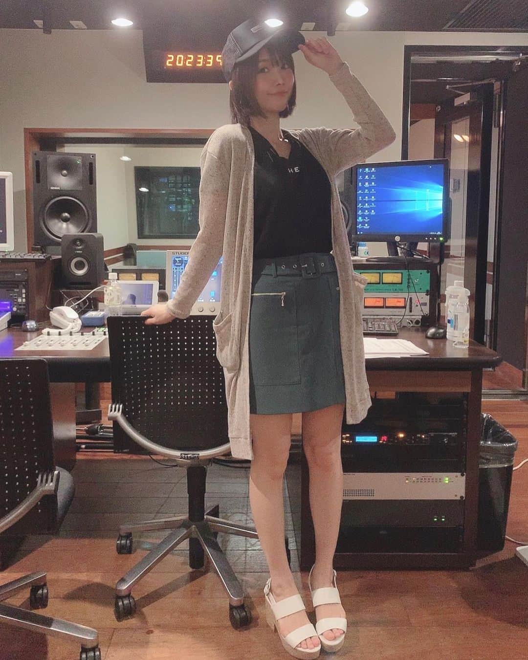 さくまみおのインスタグラム：「こういうボーイッシュ&ガーリーみたいな絶妙なブレンドがお好きな今日この頃。 こういうの何系って言うのかのぅ？ たまにｽﾄｰﾘｰｽﾞのQ&Aでお洋服の質問いただくので…言うても全然最新ファッションとか詳しくないからもう売ってないものも多いと思うけど一応覚えてる限り購入場所載せときますね( ´ᐞ` )ﾉ  Tシャツ：韓国系通販サイト スカート：REDYAZEL カーディガン：INGNI サンダル：ORientalTRaffic Cap：さくまにあグッズ (本当に普通に使ってます笑)  @TOKYO FM studio」