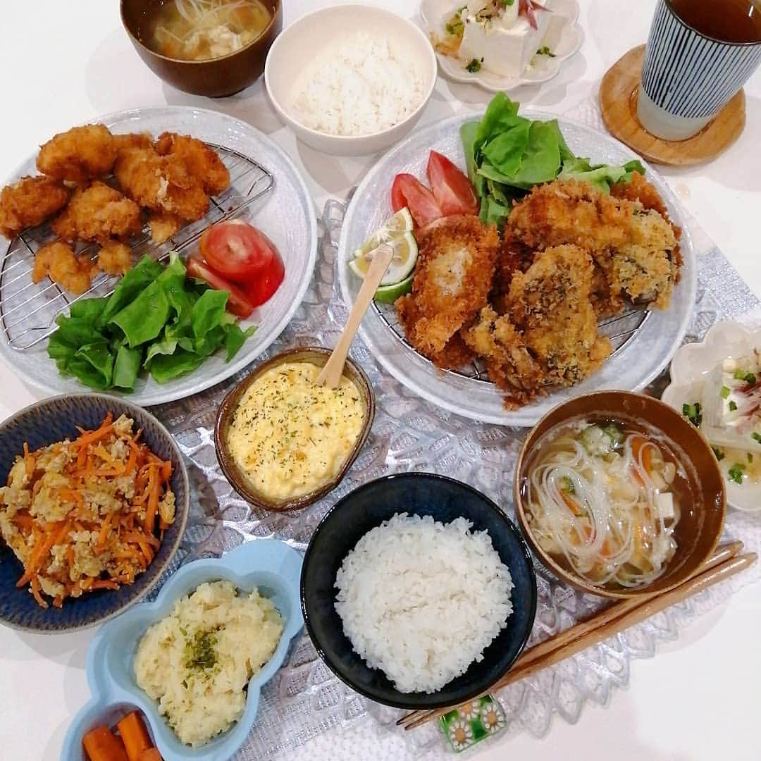 のインスタグラム：「#晩御飯#食費月13000円  牡蠣フライ&タルタルソース (子ども達→チキンカツ) 人参シリシリ 茗荷の冷奴 煮麺スープ  恭介はBBQ、おじいちゃんと両親も我が家で一緒に☺ 採れたての牡蠣を冷凍して持って帰ってきたから、今日は牡蠣フライ🦪✨ 美味しかった…😭❤️❤️❤️  晴は人参をいりことかつお出汁で煮立てて、煮汁につけてたらボリボリ食べる(笑) 碧も蒼も手汚れるの嫌みたいで、したがらなかったしさせてこなかった手づかみ食べに挑戦中💃  今日まで👦👦休ませたから、明日は久しぶりの登園🌷  歳だな〜体力が欲しい〜  #晩ごはん#晩ご飯#夕食#夕御飯#夕食#おうちごはん#節約#節約ご飯#晩御飯#デリスタグラム#デリスタグラマー#クッキングラム#ワーママ#大分#instafood」