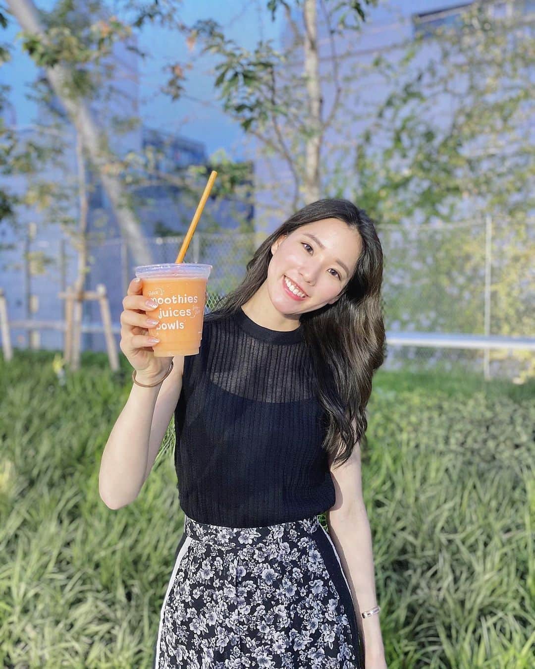 のインスタグラム：「#momoka_fashion 🍊  暑いこの時期でも涼しげで着回し万能な シアーニットのトップスは @ant__official 。  二の腕がすっきり見える形に作られているから ノースリーブでもすっきり👏🏻  インナー付きなのも嬉しい！ 他の色も可愛かったから買おうかな☺️ ストーリーにURLつけてるよ❤︎  #ANT #アント #ANT_STYLE #PR」