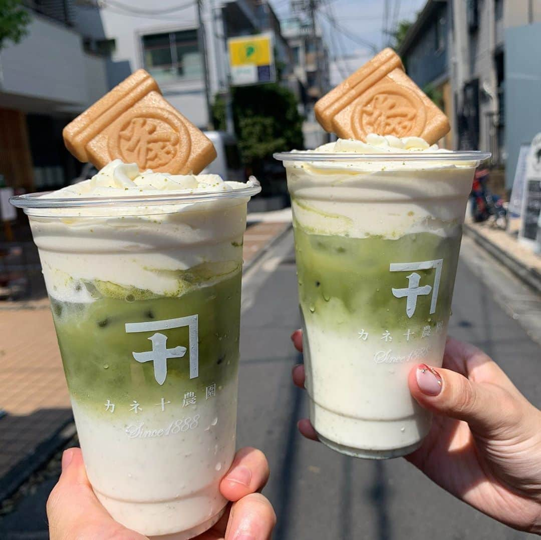 りょうくんグルメさんのインスタグラム写真 - (りょうくんグルメInstagram)「【表参道　カネ十農園】 日本茶専門店のチーズホイップティー🧀 ㅤㅤㅤㅤㅤㅤㅤㅤㅤㅤㅤㅤㅤ 🏠#表参道　#カネ十農園 🚶‍♂️表参道駅徒歩4分 📖一番茶チーズホイップティー煎茶(¥750)×2 ㅤㅤㅤㅤㅤㅤㅤㅤㅤㅤㅤㅤㅤ  甘めのチーズホイップがまじうまい。 甘いのに口説くない上品な美味しさ。 ホイップが口に入った舌触りが良い。 ㅤㅤㅤㅤㅤㅤㅤㅤㅤㅤㅤㅤㅤ 少し苦味のある煎茶にすごく合う。 チーズなのにめっちゃスッキリ飲める期待を超えてくる美味しさ。 ㅤㅤㅤㅤㅤㅤㅤㅤㅤㅤㅤㅤㅤ チーズホイップティーはほうじ茶もある。 お茶屋さんだからお茶がほんとに美味しくて、お茶との相性をしっかり考えたチーズホイップが推しポイント。 ㅤㅤㅤㅤㅤㅤㅤㅤㅤㅤㅤㅤㅤ 場所は表参道の目立たない通りにある穴場カフェ。もちろん店内でも飲めるよ！ ㅤㅤㅤㅤㅤㅤㅤㅤㅤㅤㅤㅤㅤ 抹茶じゃなくて煎茶ってのが珍しい。 うめえ！これは飲むべし✌️  営業時間11:00〜18:00 定休日　月曜  東京都渋谷区神宮前4-1-22 1F」8月24日 19時24分 - uryo1113