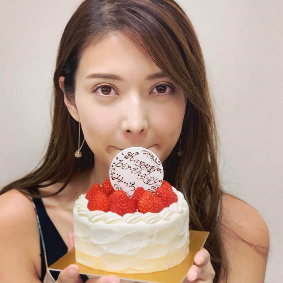 田中道子さんのインスタグラム写真 - (田中道子Instagram)「本日誕生日を迎えました😚✨ 夏バテやら自粛でどうにも元気が出ませんでしたが、みなさんからお祝いして頂いて、ヒビ割れた心に水が染み込んだようにちょっと元気が出ました🥰✨ なんとも不安定な時期で、体調崩されてる方も多いと思いますがみなさん大丈夫でしょうか？インスタライブとかでお悩み相談会とかしたいな…いや、なにかアドバイスできるわけじゃ無いけど見知らぬ人になら簡単に悩み吐けたりするもんね👌  お祝いの様子…なんかサプライズだったようで…全然気付かなくて…サプライズを無残にもぶっ壊した様子がマネージャーアカウントで公開されております笑 そちらもぜひ観てね笑」8月24日 19時24分 - michikotanaka_official