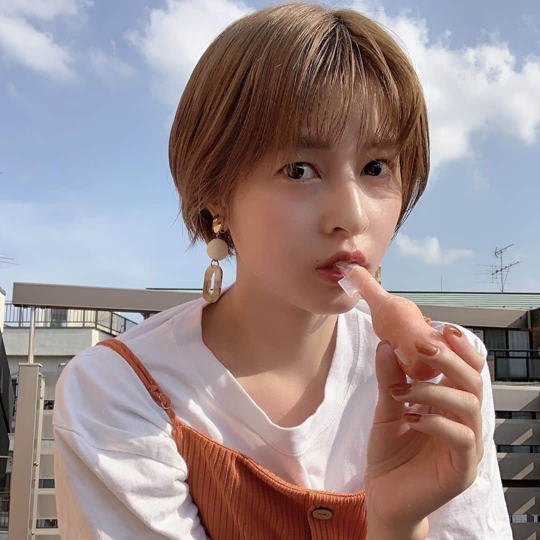 えなちぃのインスタグラム：「アイスが大好きな私からしたら、野菜のアイスなんてありがたすぎる！1日不足分の野菜62g相当が摂れるんだって！ 実際に、トマト＆オレンジを食べてみたよ🍊🍅 オレンジの酸味とトマトの甘味の感じがちょうどいい🥺 私トマト苦手だけど、これなら食べれました😆 デザート感覚で食べれるから、ほんと嬉しい❤️ ＃パピベジ #glico_PR」