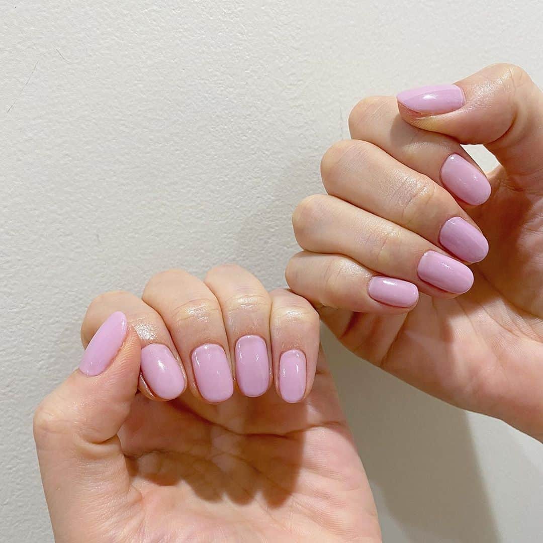 Kana Kobayashiさんのインスタグラム写真 - (Kana KobayashiInstagram)「パープルみたいなピンク オリジナルカラーにつきこの色は完売しました⭐︎ #nails #Anela #pink #ワンカラーネイル #ネイル #ネイルサロン #シンプルネイル」8月24日 19時25分 - anela_kana