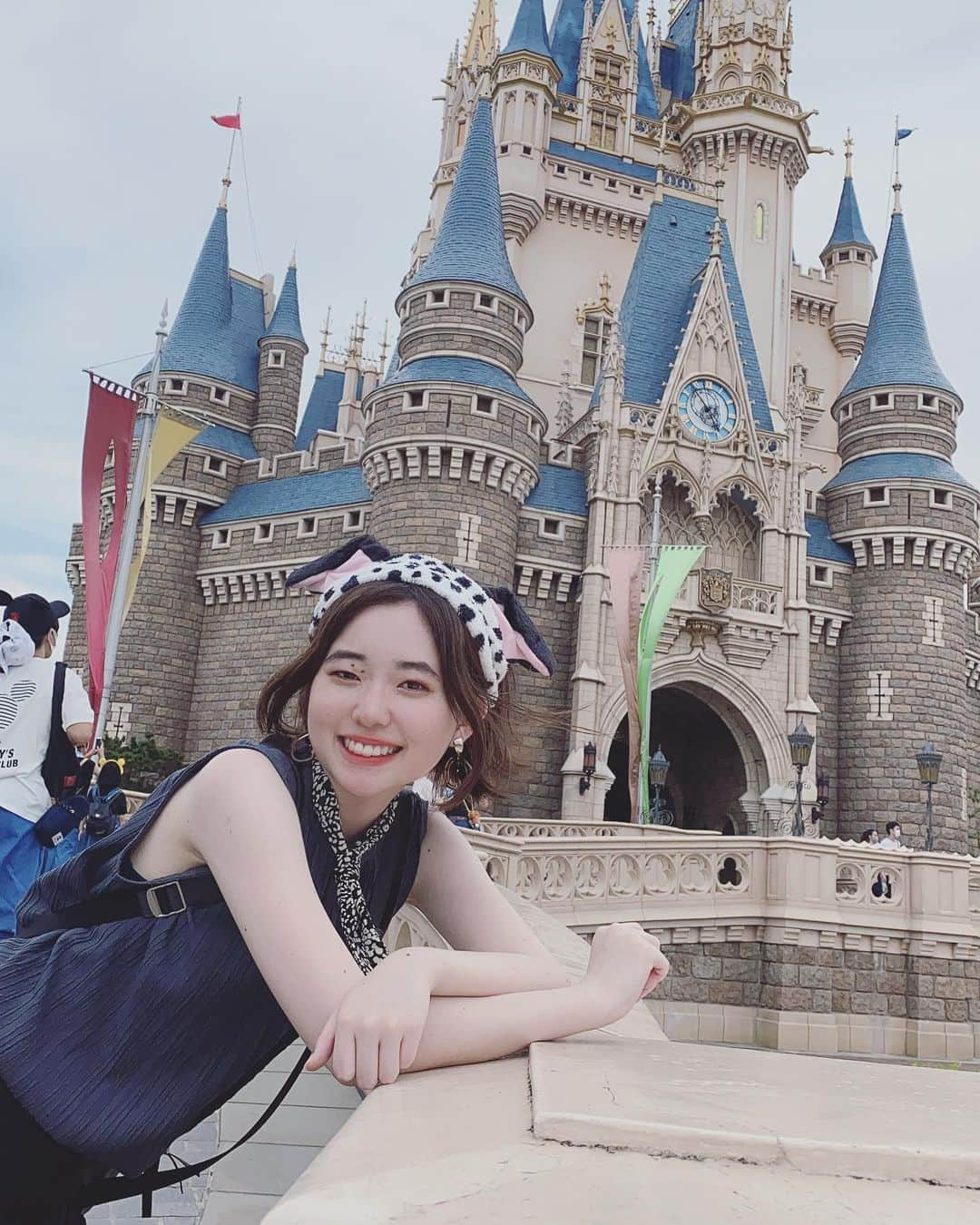 タカフジチヒロのインスタグラム：「* ✧*｡Cinderella castle✧*｡ . . . . . . . . 1日遅れの誕生日ディズニー🎂 ほぼ初ディズニーだから楽しかった✨ . . . . . #ディズニーランド #ディズニー #ディズニーヘアバンド #ディズニーコーデ #101匹わんちゃん #シミラールックディズニー #ブラックコーデ #disney #disneyland #disneygram #disneyphotography #similarlook #101dalmatians #blackcode」