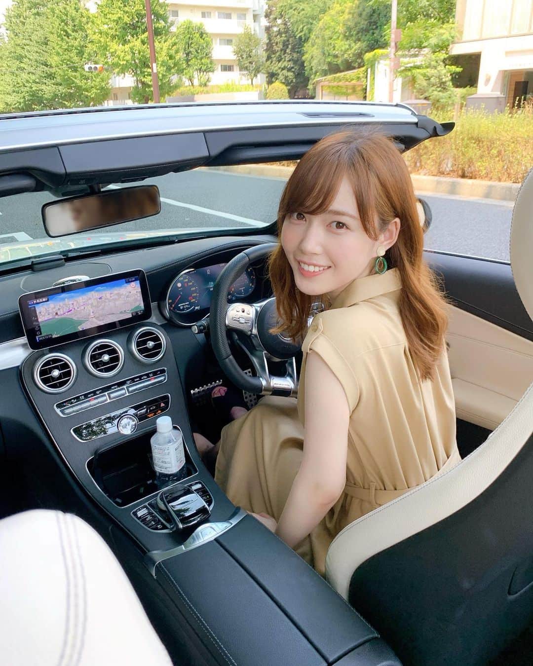 もえりんのインスタグラム：「先日撮影でベンツのオープンカーを運転させていただきました💜 （レンタルです笑）  かっこいい車で都内をぶんぶん乗り回すお姉さんになりたかったので 一日だけでもその気分が味わえてとても楽しかった、、！  （一日動画を回していたのですが、機材トラブルでボツになってしまったので再度レンタルすることが決定しました！）  #ベンツ #ドライブ」