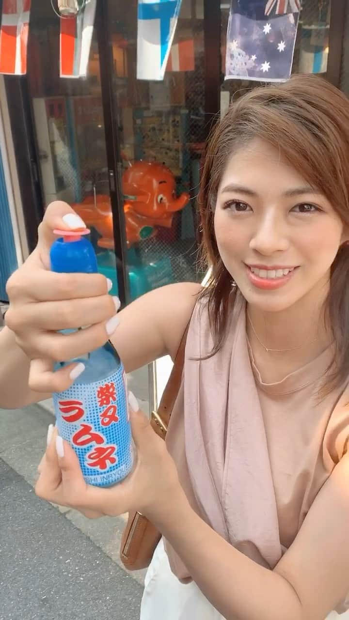 わちみなみのインスタグラム：「びっくりして顔が壊れました！  #夏　#ラムネ　#商店街 #昭和　#レトロ　#retrogirl #retrostyle #ネイル」