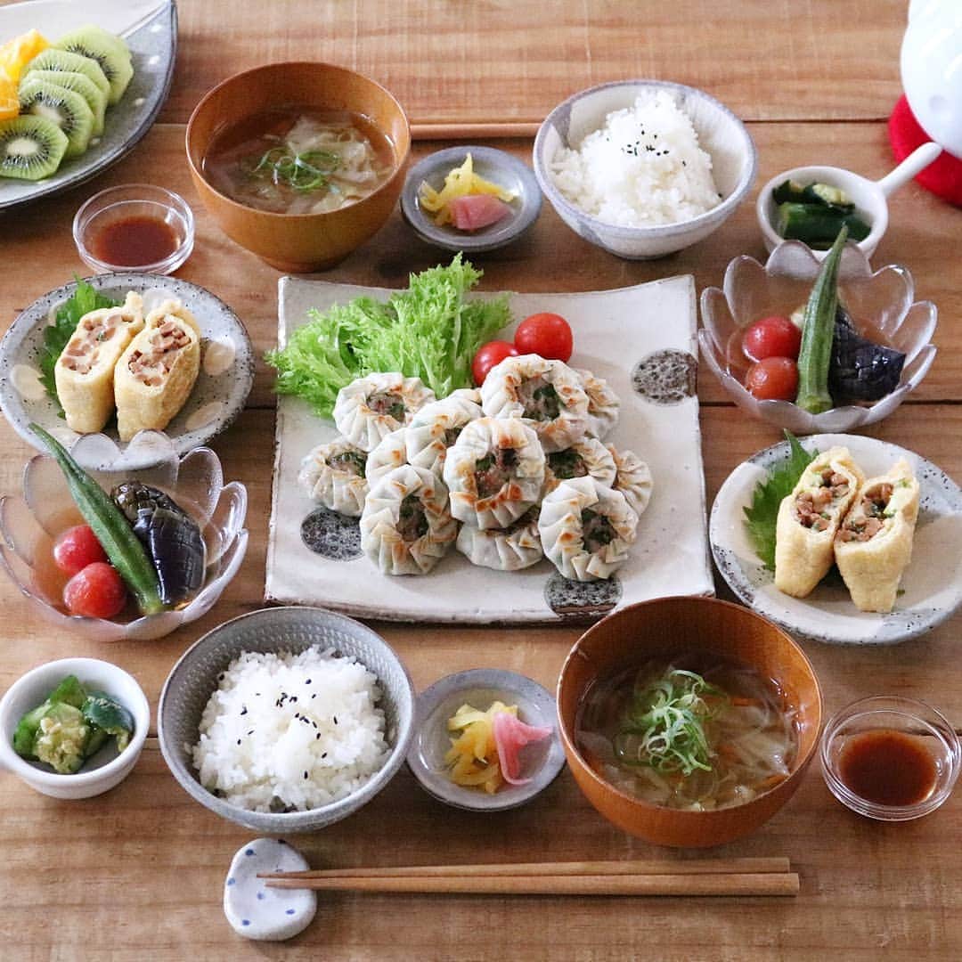 yunaのインスタグラム：「♩ . . . 花のニラ餃子 納豆チーズの油揚げ包み焼き 夏野菜の揚げ浸し 春雨スープ 叩ききゅうりの即席漬け フルーツ🥝 . . #yunaご飯#lin_stagrammer#kurashiru#delistagrammer#Japanesefood#ロカリキッチン#デリスタグラマー#クッキングラム#クッキングラムアンバサダー#タベリー#フーディーテーブル#Kissカメラ#iegohanphoto#てづくりごはん365#おうちごはん#おうちごはんlover#ママリクッキング#マカロニメイト#おうちごはん通信#キッチングラム#おうちカフェ#夜ごはん#晩ごはん#dinner#小石原焼#翁明窯元」