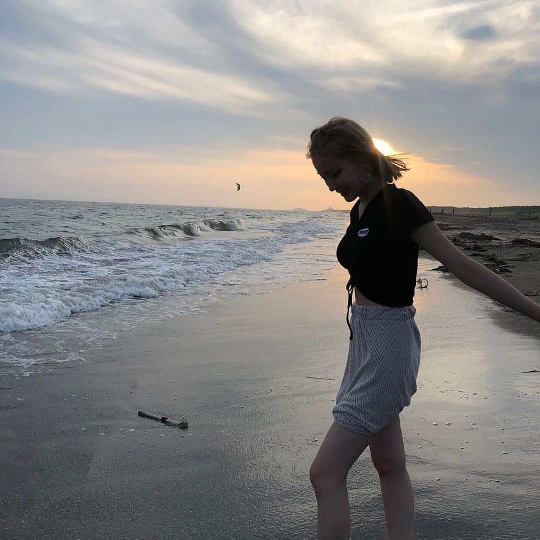 田向星華（せいせい）さんのインスタグラム写真 - (田向星華（せいせい）Instagram)「🐠 ・ 収録終わった後の海の 夕焼けといい雰囲気がさいっこう…！ それに、 今年お仕事以外で海に行ってなかったから 少し入れて夏を感じてました☺️🍉 ロングスカート濡れちゃうからって くくってるけど遊んでた感満載の写真だね＾＾」8月24日 19時33分 - seika____official