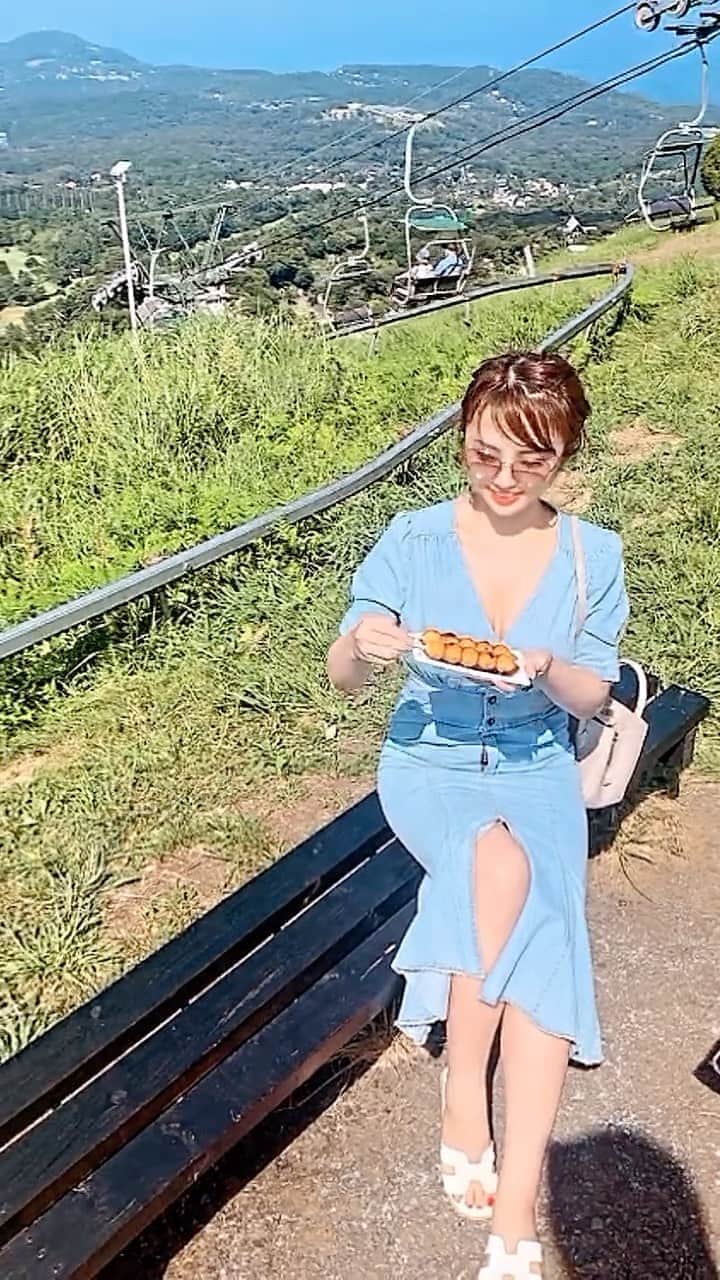 のインスタグラム：「Brightening sunshine with me having Mitarashi rice dumpings 🍡💕  眩しすぎて只でさえ大きくない目がより小さく、、、😂💦」