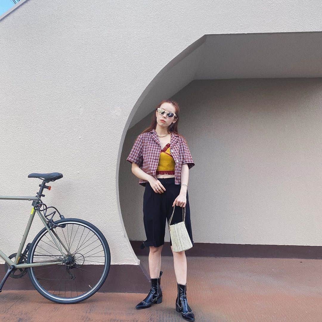 瀬戸あゆみさんのインスタグラム写真 - (瀬戸あゆみInstagram)「#ayumi_outfit 💜  このシャツジャケット、羽織ってるだけで安心感。 歩いて暑い時は脱いで、室内で寒くなった時は着たりする。 秋はタートルネックに合わせたい🍁  Shirts Jacket: #dearsisterhood Bag: #casselini Collaboration Camisole: #henza  Pants: #pameopose」8月24日 19時36分 - setoayumi
