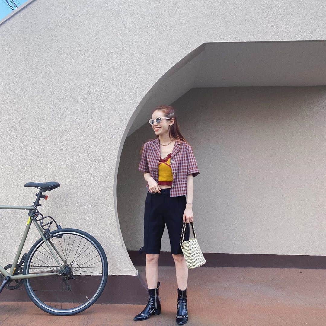 瀬戸あゆみさんのインスタグラム写真 - (瀬戸あゆみInstagram)「#ayumi_outfit 💜  このシャツジャケット、羽織ってるだけで安心感。 歩いて暑い時は脱いで、室内で寒くなった時は着たりする。 秋はタートルネックに合わせたい🍁  Shirts Jacket: #dearsisterhood Bag: #casselini Collaboration Camisole: #henza  Pants: #pameopose」8月24日 19時36分 - setoayumi