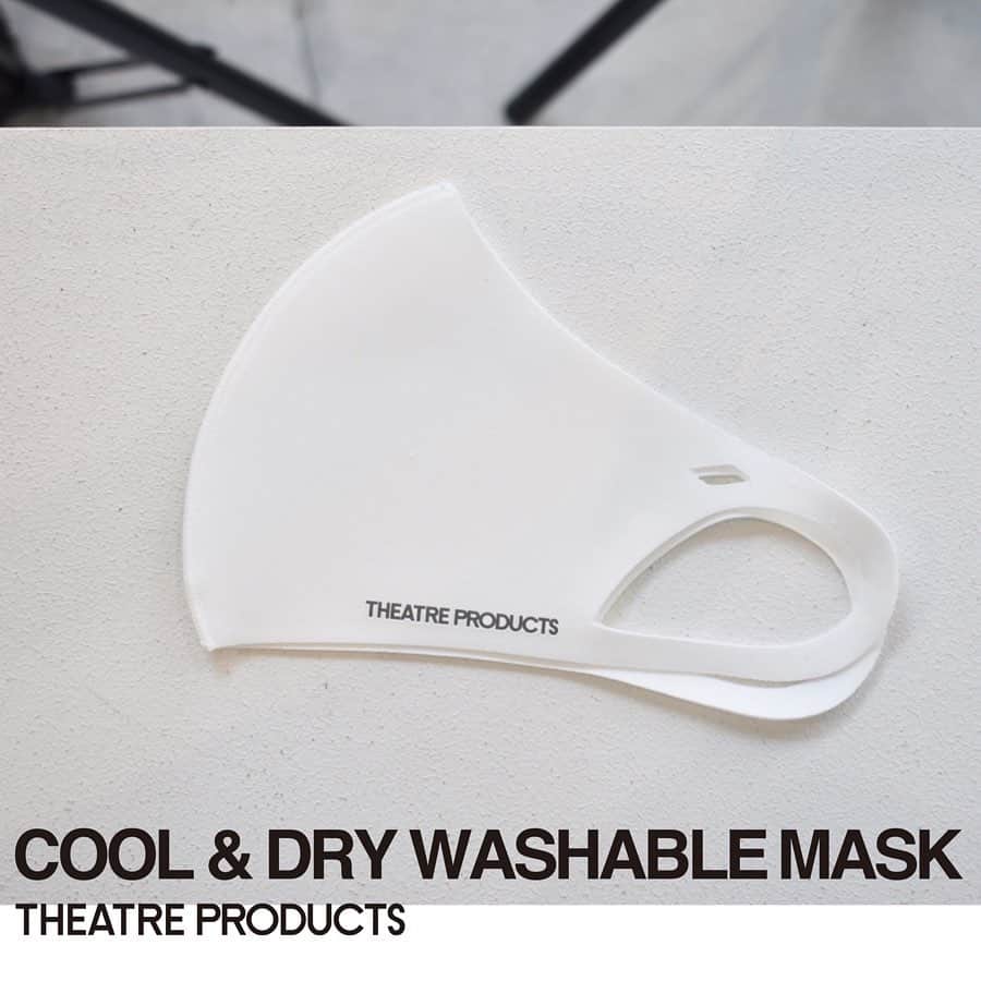 シアタープロダクツのインスタグラム：「完売していたCOOL＆DRY MASKを 9月7日より再販売いたします。 それに伴い、明日8月25日12:00より予約販売を開始いたしますのでぜひご覧ください。  予約販売開始日時：8.25.tue.12:00〜 ※明日11時掲載予定のストーリーズのリンクのサイト、又はオフィシャルサイトのインフォメーションよりご購入頂けます。  マスク内の水分を素早く吸収・蒸発して気化熱を奪い、 肌から生地へ熱が移動することで冷たく感じます。  洗って繰り返しご利用いただけます。  男性にもちょうど良いサイズ感のユニセックスのMサイズと 少し小さめのSサイズの2サイズご用意しております。  2枚入り。  #theatreproducts #シアタープロダクツ #washable #mask」