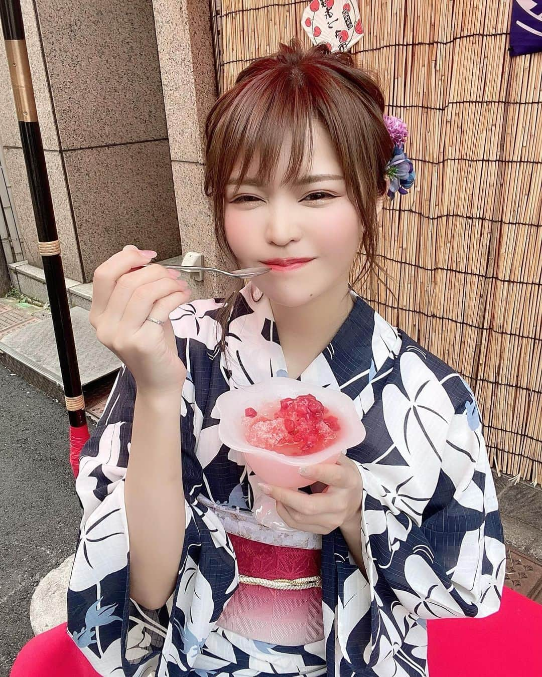 ななぴさんのインスタグラム写真 - (ななぴInstagram)「はい、どーぞ！🍧  と見せかけ(ぱくっ  …んー、うまっ😍  あ、ごめんw ちょっといる？？笑  という設定で見てください🤣  ここのかき氷、いちごがどっさりでめっちゃくちゃ美味しかった💕😍🍧  #浴衣　#浴衣撮影　#浴衣女子　#着物　#着物女子　#撮影　#浅草　#浴衣ヘア　#浴衣デート　#ヘアアレンジ　#アップヘア　#ボブヘアアレンジ　#浴衣ヘアボブ　#カラコン　#紺色浴衣　#和装　#和服女子　#かき氷　#カキ氷　#苺氷　#いちご氷」8月24日 19時38分 - __nanapgram__