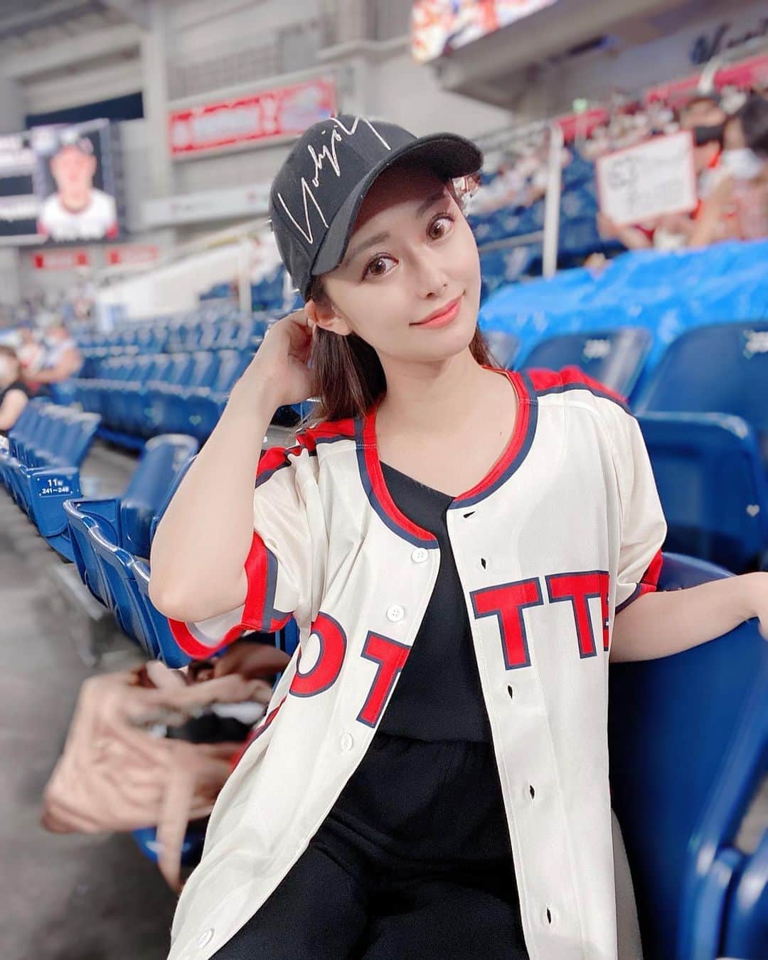 YU-RIのインスタグラム：「ZOZOマリンスタジアム 2年ぶりに行ったよ〜❣️ 野球もあまり見に行かないから 今年最初で最後かも˙ᴥ˙笑 花火あがってなくてショック🥺 でもユニフォーム貰えた💓 レトロでかわいい💕 ガラガラで応援歌もなくて、 ちょっと寂しかったな〜⚾️ 早く元に戻るといいね🐰」