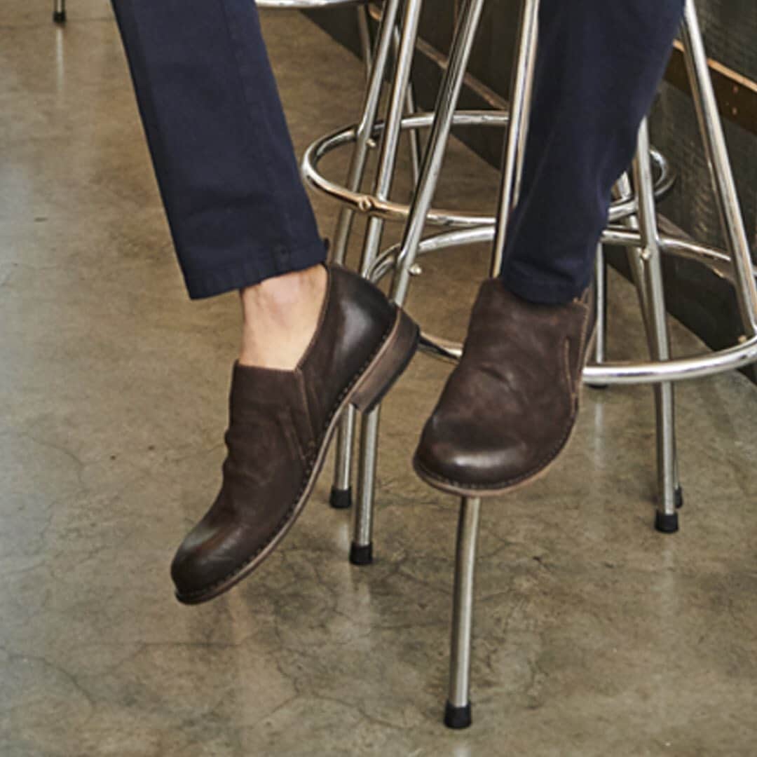 フィオレンティーニベーカーさんのインスタグラム写真 - (フィオレンティーニベーカーInstagram)「From the unmistakable Paternity line - the P-EKO-BB... coffee velvet leather pull-on shoe with small elastic side gussets.  #fiorentinibaker  #italyshoes  #leathershoes」8月24日 19時41分 - fiorentinibaker