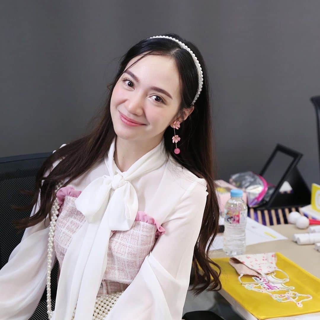 インヤのインスタグラム：「ขอบคุณ @cchannel_th ที่จัดกิจกรรม “C channel beauty awards 2020” ขึ้นมาแถมหญิงยังได้ร่วมเป็นหนึ่งในกรรมการในการตัดสินในครั้งนี้ด้วย มาดูกันค่ะว่าเครื่องสำอางแบรนด์ไหนจะเป็นเครื่องสำอางที่ดีที่สุดสำหรับปี 2020 ฝากทุกคนติดตามกันด้วยนะคะ ✨☺️ #ccba2020 2020年に最も愛されるメイクブランドはどのブランドになるんだろう？😎　一緒に見ていきましょう！！」