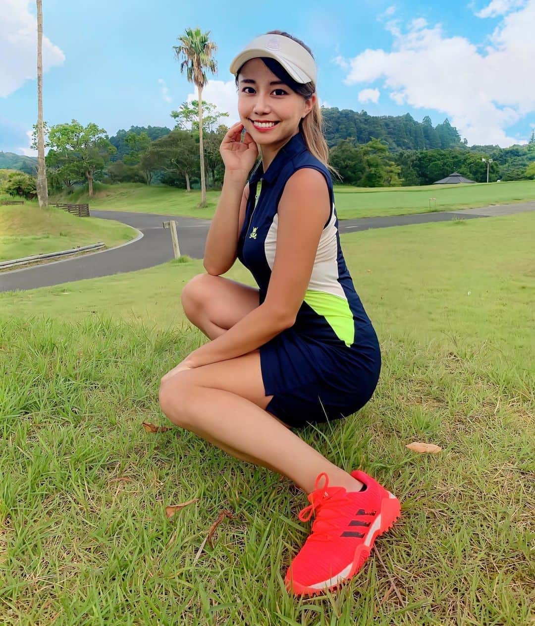 のインスタグラム：「こんばんは⭐️ . @adidasgolf の新しいシューズ💕 コードカオスの数量限定カラーのTOKYO COLLECTION✨❤️ . カッコ良すぎてめちゃくちゃ気に入ってる😆 .  #ゴルフ#ゴルフ女子#golf#golfgirl#golfswing#ゴルフスイング#sports#スポーツ#スポーツ女子#instagolf#골프#골프여자#스포츠#高尔夫球#高尔夫#ゴルフウェア#golfwear#ゴルフシューズ」