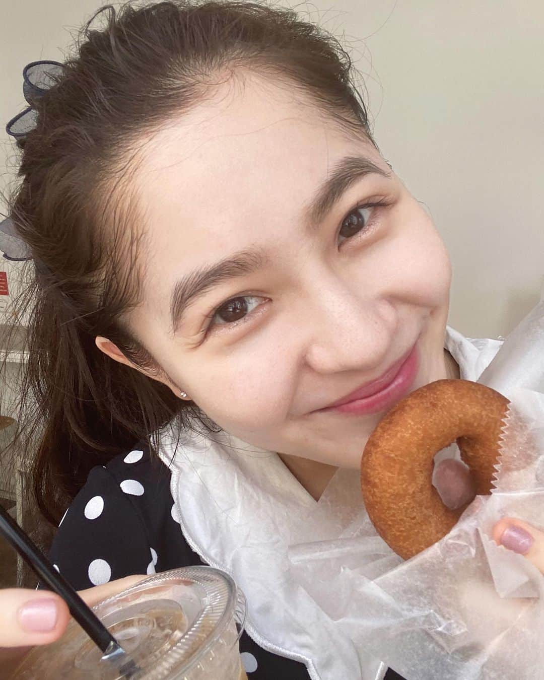 雪嶋桃葉のインスタグラム：「甘すぎず絶妙な美味しさ〜忘れられない味のドーナッツでした〜 席も窓際で、光も入りつつ風も感じつつ食べれましたよん🍩 #ドーナッツ#ドーナツ#どーなつ  #canvas」