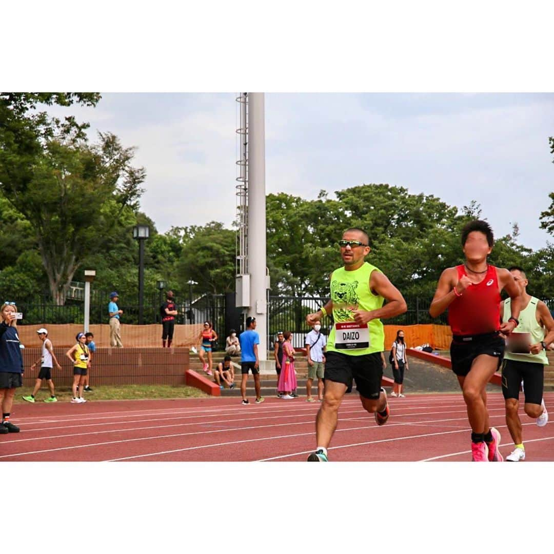 大蔵のインスタグラム：「高校生以来26年ぶりのトラックレース（1500m）に出場😁 目標5分切りが…5:01.5😂 クゥー、あと1秒…😭 しゃーないから、アメ車みたいな走りでまた頑張ります👊😤 . I participated in a track race for the first time in 26 years. I set a goal of 5 minutes or less, but I couldn't achieve it very soon. I will try to achieve it next time. . ————————————— #ケツメイシ #KTM #大蔵 #daizo ————————————— #nike #vaporfly #vaporflynext #zoomxvaporflynext #run #running #runner #track #trackandfield #trackandfieldlife #1500m ————————————— #1秒の重み #サブ3への道 #オッサンの挑戦は続く😁 —————————————」