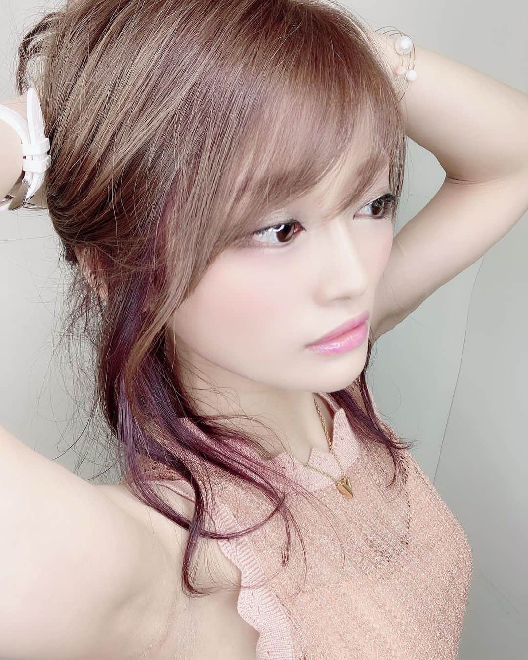 七瀬ひなさんのインスタグラム写真 - (七瀬ひなInstagram)「おつひな🐣💕 いつもの秀明さんに🧖‍♀️❤️ 前回のインナーカラー抜けてきたけん、今回はラズベリーカラーを入れてもらいました🍇🔮💜  いつもありがとう🥺❤️カラー中のウルトワトリートメントでとぅるんとぅるんの髪の毛で大満足🧖‍♀️🤍  ひなの専門美容師の秀明さんは新宿駅南口すぐの『EMANON』っていうサロンで 個室で落ち着くし、面貸しのサロンじゃけんトップクラスの方々しかおらんし ホットペッパー等には載ってないので興味がある方はひなに言ってくれても👌💕 秀明さんのインスタ等からも予約可😋💖 @hide_0721   詳細はこちら︎☺︎❤︎ 【EMANON新宿】 東京都新宿区西新宿1-18-6 西新宿ユニオンビル8F  【最寄り出口】 ・JRは新宿駅南口 ・地下鉄は新宿駅3番出口  #EMANON #ヘアカラー #ヘアサロン #美容院 #伊藤秀明 さん #インナーカラー #サロンモデル #サロモ #七海ひな #七海布教」8月24日 19時57分 - piyo0717