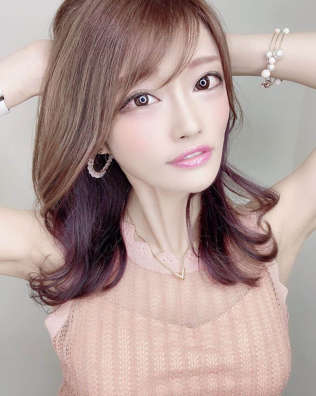 七瀬ひなさんのインスタグラム写真 - (七瀬ひなInstagram)「おつひな🐣💕 いつもの秀明さんに🧖‍♀️❤️ 前回のインナーカラー抜けてきたけん、今回はラズベリーカラーを入れてもらいました🍇🔮💜  いつもありがとう🥺❤️カラー中のウルトワトリートメントでとぅるんとぅるんの髪の毛で大満足🧖‍♀️🤍  ひなの専門美容師の秀明さんは新宿駅南口すぐの『EMANON』っていうサロンで 個室で落ち着くし、面貸しのサロンじゃけんトップクラスの方々しかおらんし ホットペッパー等には載ってないので興味がある方はひなに言ってくれても👌💕 秀明さんのインスタ等からも予約可😋💖 @hide_0721   詳細はこちら︎☺︎❤︎ 【EMANON新宿】 東京都新宿区西新宿1-18-6 西新宿ユニオンビル8F  【最寄り出口】 ・JRは新宿駅南口 ・地下鉄は新宿駅3番出口  #EMANON #ヘアカラー #ヘアサロン #美容院 #伊藤秀明 さん #インナーカラー #サロンモデル #サロモ #七海ひな #七海布教」8月24日 19時57分 - piyo0717