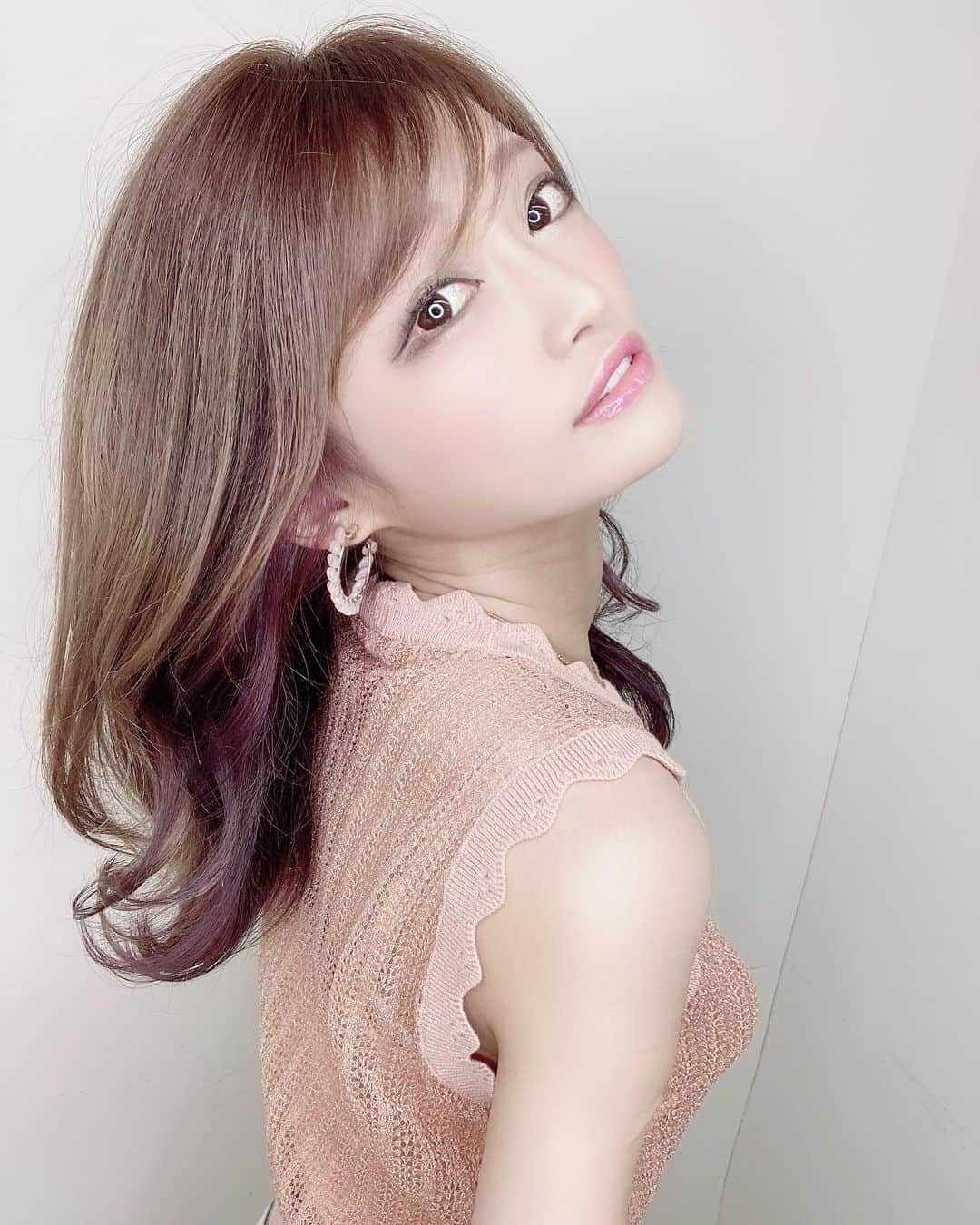 七瀬ひなさんのインスタグラム写真 - (七瀬ひなInstagram)「おつひな🐣💕 いつもの秀明さんに🧖‍♀️❤️ 前回のインナーカラー抜けてきたけん、今回はラズベリーカラーを入れてもらいました🍇🔮💜  いつもありがとう🥺❤️カラー中のウルトワトリートメントでとぅるんとぅるんの髪の毛で大満足🧖‍♀️🤍  ひなの専門美容師の秀明さんは新宿駅南口すぐの『EMANON』っていうサロンで 個室で落ち着くし、面貸しのサロンじゃけんトップクラスの方々しかおらんし ホットペッパー等には載ってないので興味がある方はひなに言ってくれても👌💕 秀明さんのインスタ等からも予約可😋💖 @hide_0721   詳細はこちら︎☺︎❤︎ 【EMANON新宿】 東京都新宿区西新宿1-18-6 西新宿ユニオンビル8F  【最寄り出口】 ・JRは新宿駅南口 ・地下鉄は新宿駅3番出口  #EMANON #ヘアカラー #ヘアサロン #美容院 #伊藤秀明 さん #インナーカラー #サロンモデル #サロモ #七海ひな #七海布教」8月24日 19時57分 - piyo0717