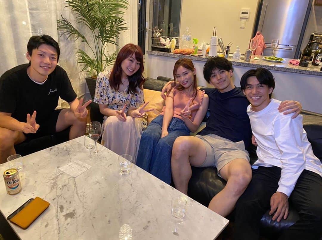 尻無浜冴美のインスタグラム：「仲良しももちゃん(@momochadayo )が出演中のアベマ﻿ #いきなりマリッジ ﻿ 同棲生活8日目のホームパーティーに呼んでもらいました🥰﻿ 番組内でも話したけどももちゃん印鑑押す気がする！！( *¯ ¯*)ﾑﾌﾌ﻿ ってくらいステキな雰囲気でした👍✨﻿ 結婚式からスタートする恋もありなのかも？😘﻿ 一週間視聴無料なのでよかったら見てみてね(๑´ω`๑)♡ｷｭﾝ﻿ ホームパーティー楽しくてみんな良い笑顔😆💖﻿ ﻿ ﻿ #いきマリ ﻿ #いきなりマリッジ﻿ #いきなりマリッジ4 ﻿ #abematv ﻿ #abema﻿ #アベマ﻿ ﻿」